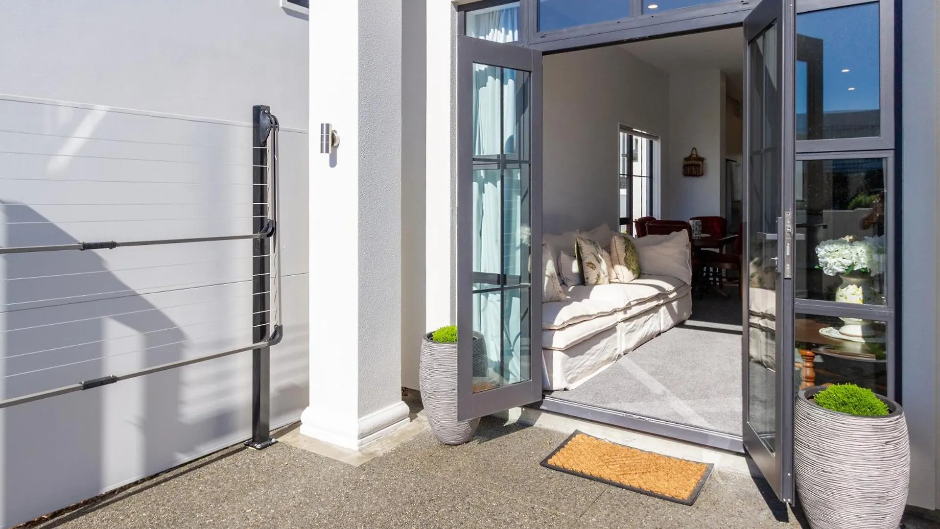 Character Meets Comfort, 2-Bedroom City Townhouse Christchurch Apartment