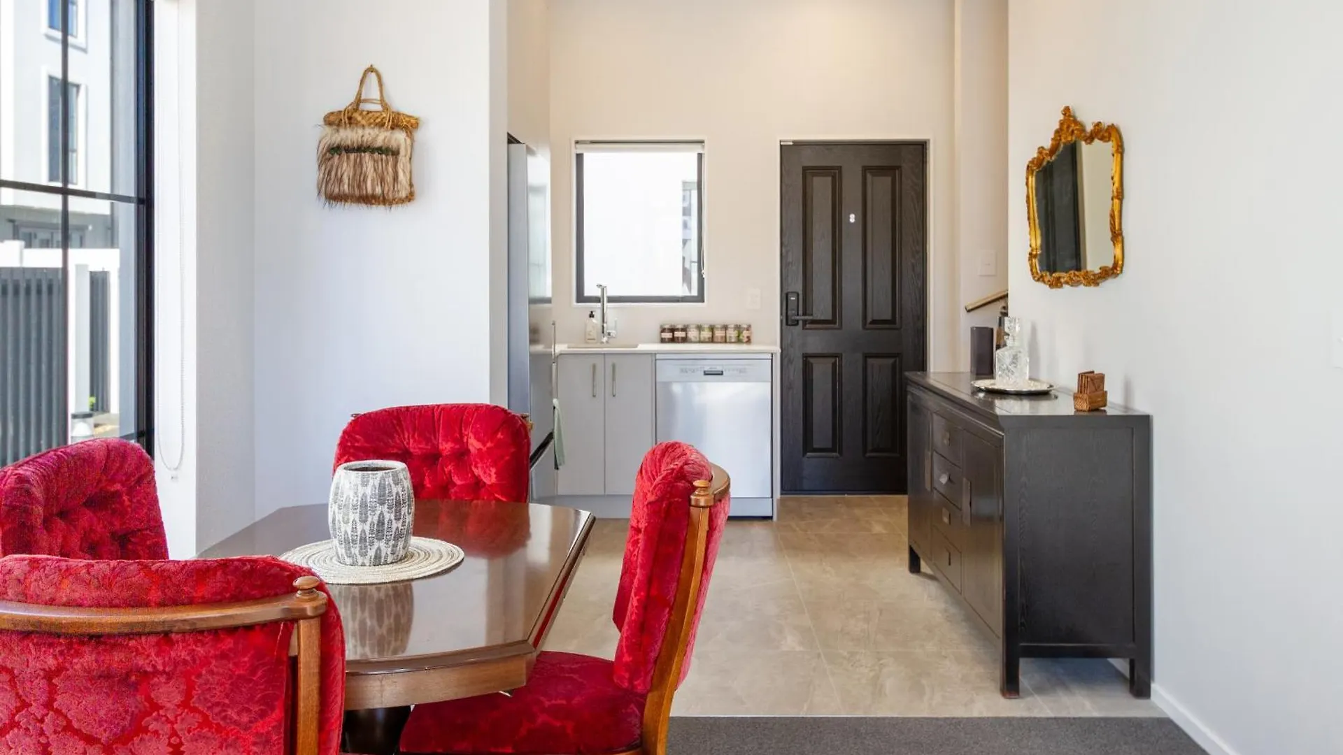 Character Meets Comfort, 2-Bedroom City Townhouse Christchurch